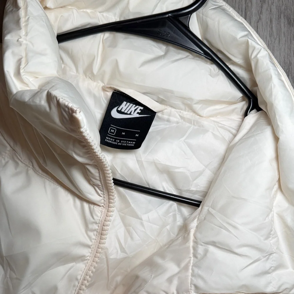Nike Puffer Jacket - Picture 2 of 5